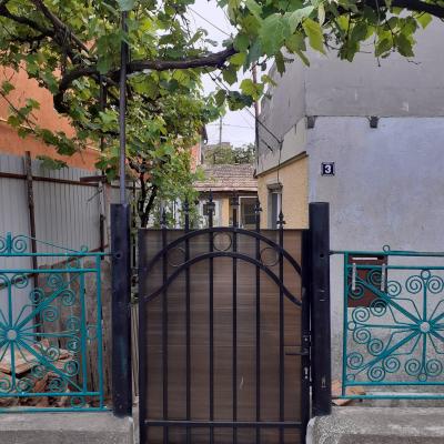 Vand casa din chirpic in cartierul Bratianu